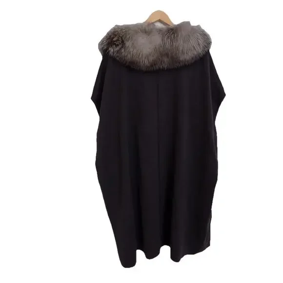 St. John poncho cape with fur collar size Medium NWT - Picture 5 of 16